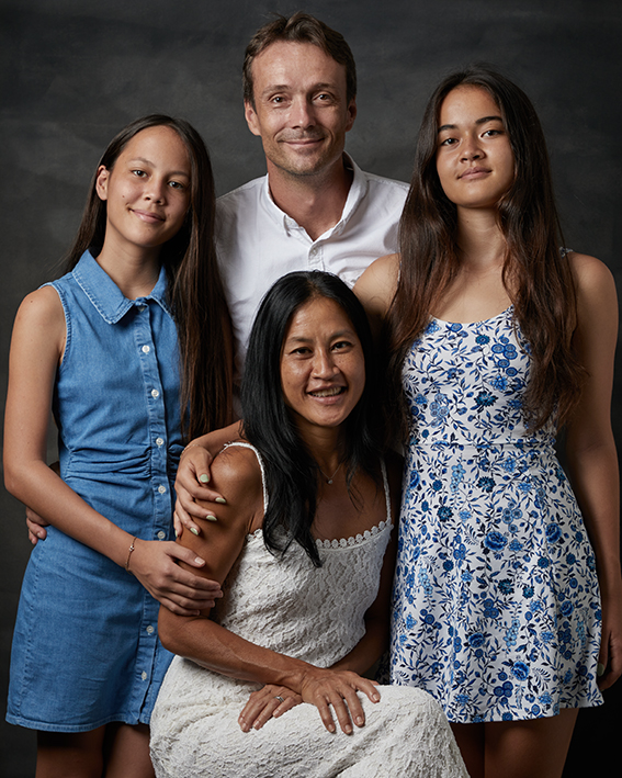 Shooting Famille Maryse et Fred Delsol 04122204024 20x25cm 72dpi photo de famille en studio @myrealportrait