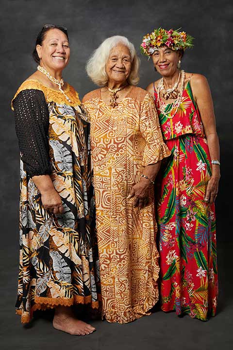 portrait de famille grand mère fille et cousine @myrealportrait by Laurent Loussan